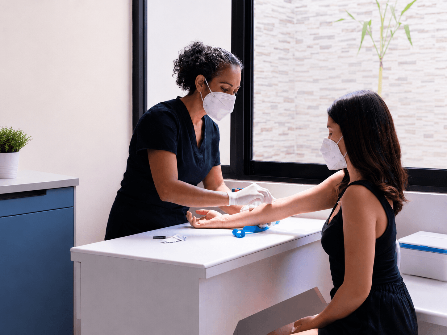 Materiales de laboratorio que representan análisis de sangre y servicios de laboratorio